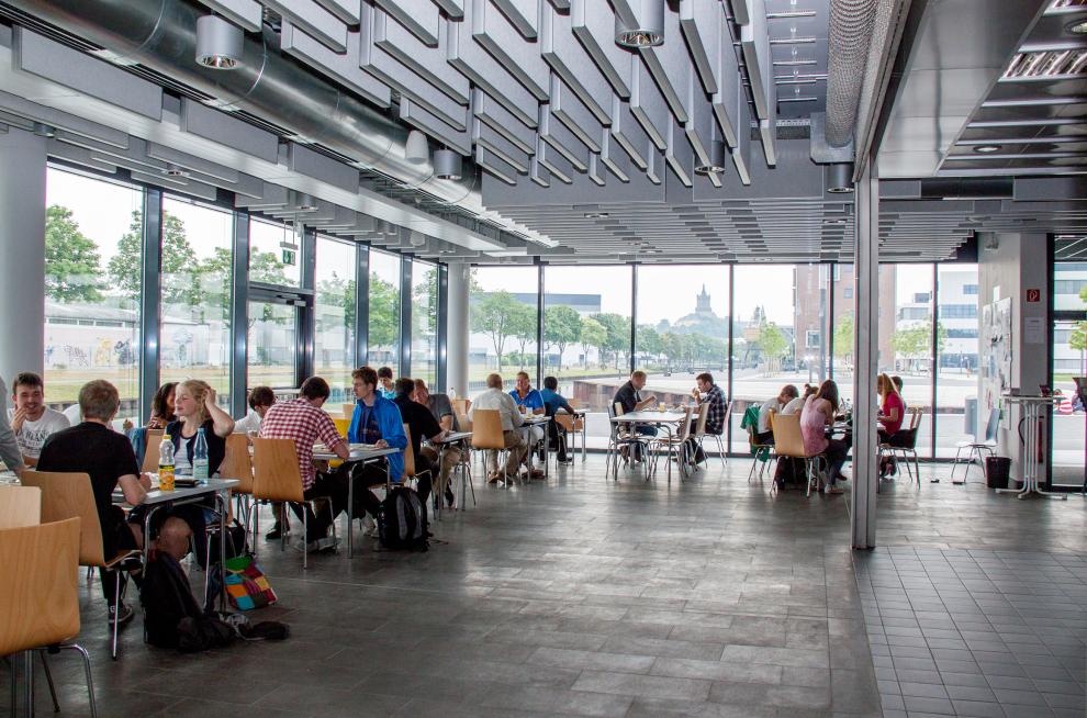 Mensa am Campus Kleve Innenansicht der Mensa am Campus Kleve mit Gästen.