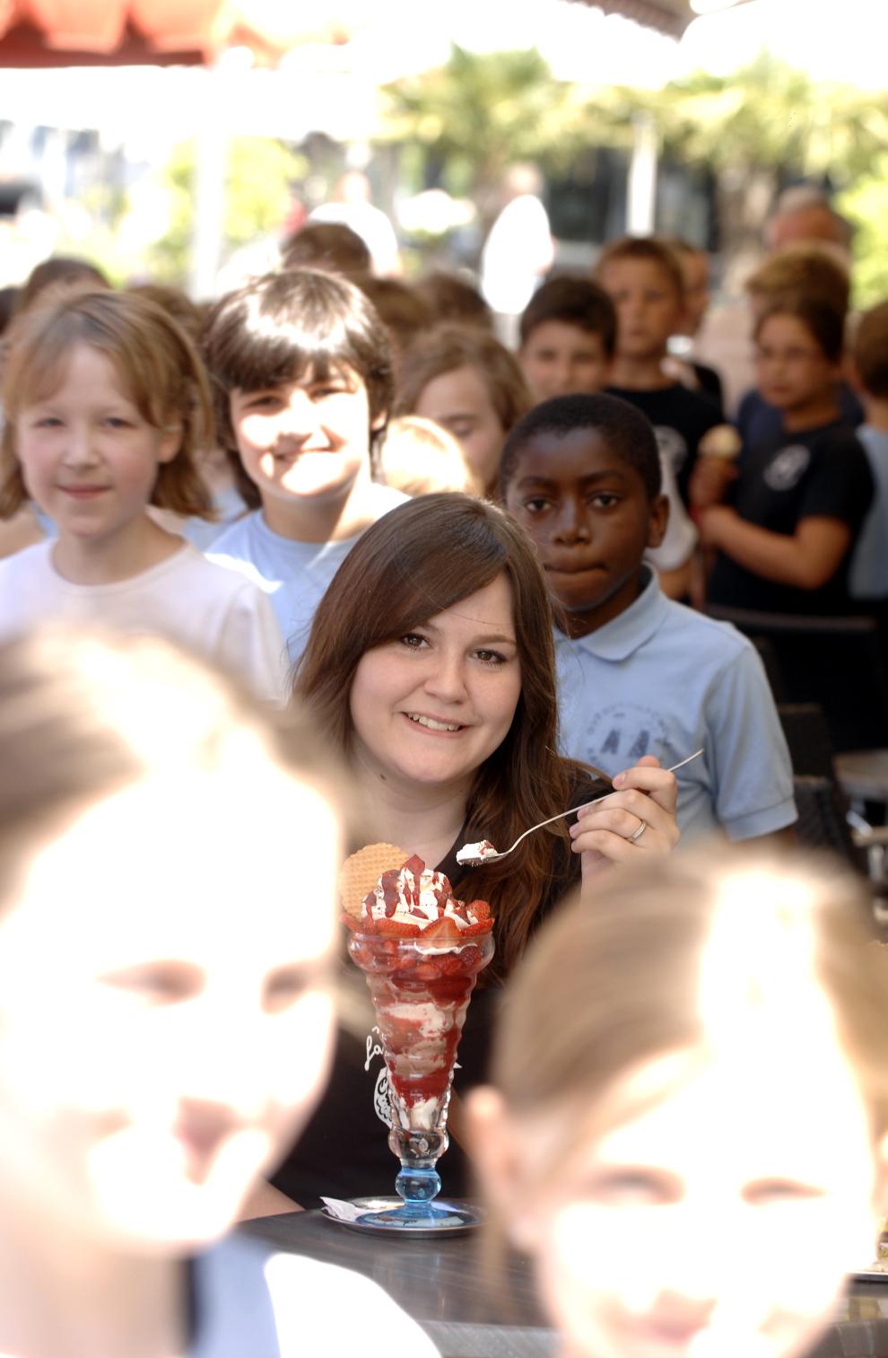 Studentin beim Eisessen in Kamp-Lintfort