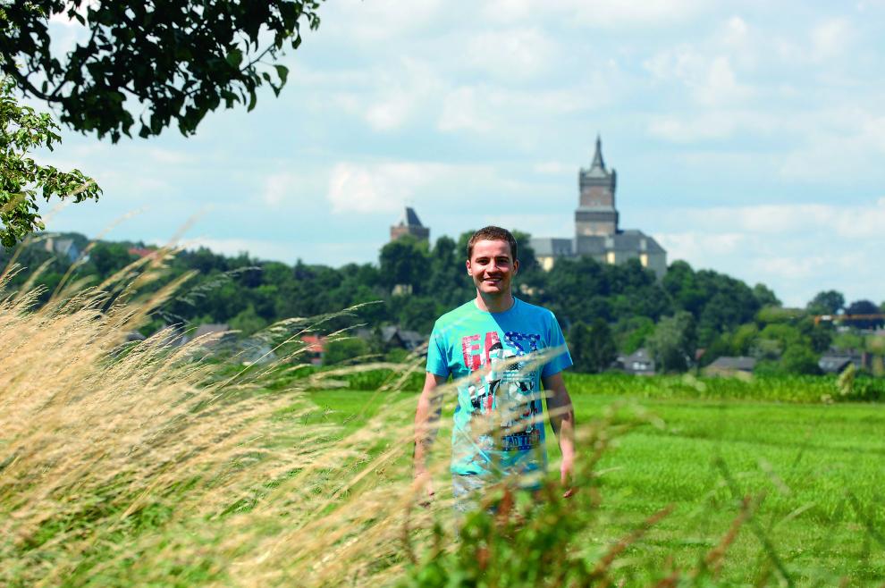 Student vor der Schwanenburg in Kleve