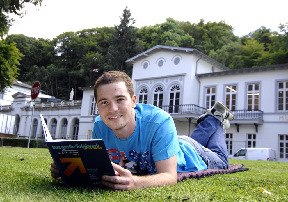 Student vor dem Museum Kurhaus in Kleve