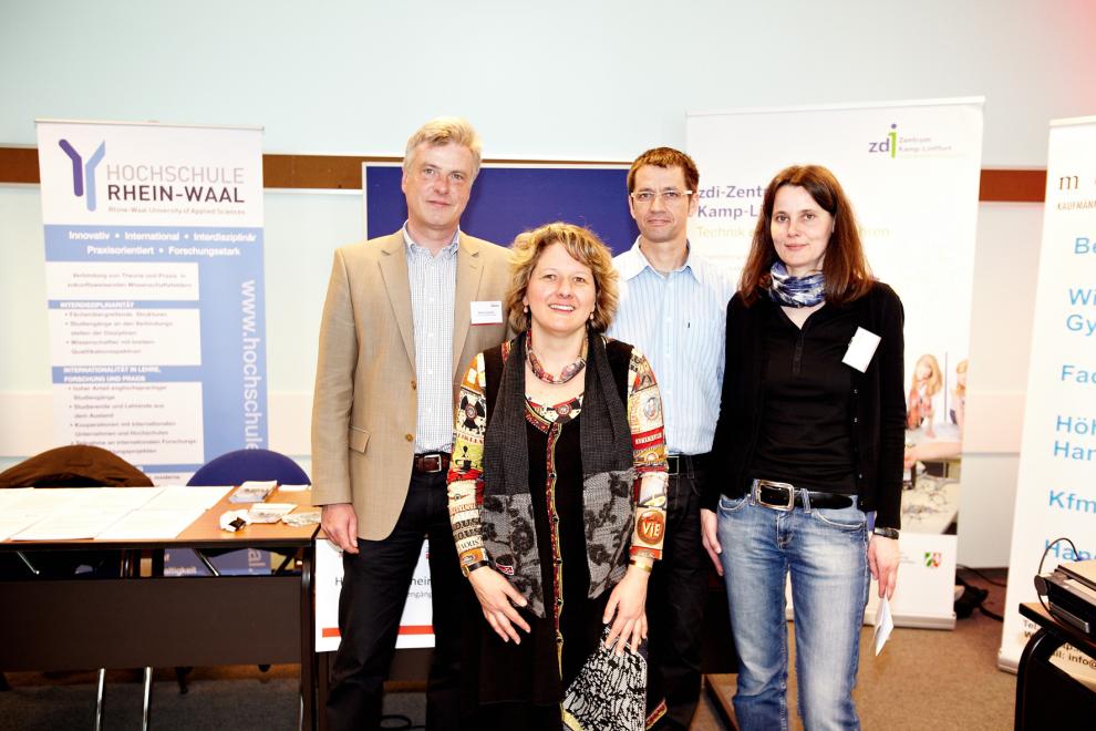 The zdi Centre Kamp-Lintfort impresses NRW Minister of Science Svenja Schulz at the zdi Forum 2011 in Duisburg.