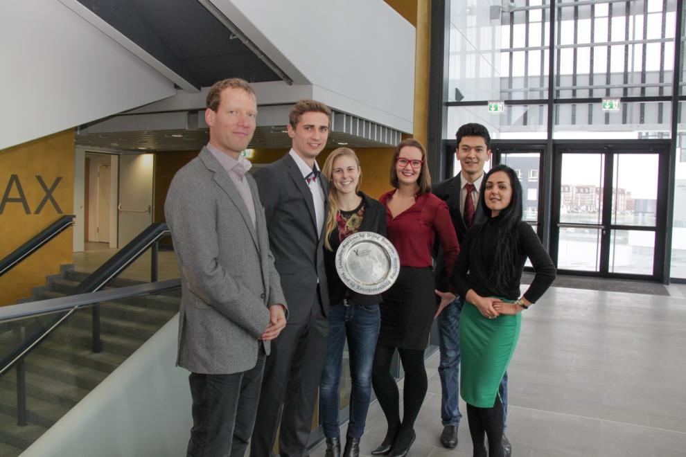 Das Gewinnerteam der StartUp-Simulation 2014: Holger Krohn, Lea-Sophie Brinkmann, Nina-Charlotte Tiedemann, Olimjon Ibragimov zusammen mit Prof. Dr. Dietrich Darr und Raluca Zekić.