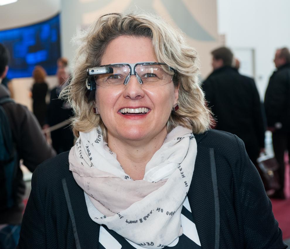 Wissenschaftsministerin Svenja Schulze besuchte das Projekt „Mobile – mobil im Leben“ der Hochschule Rhein-Waal auf der CeBIT 2015 
