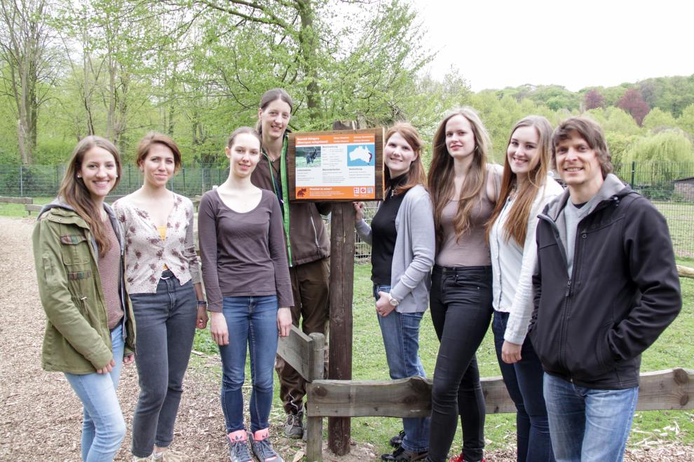 Erstsemesterstudierende der Hochschule Rhein-Waal gestalten im Rahmen einer Projektarbeit neue Tierschilder für den Klever Tiergarten