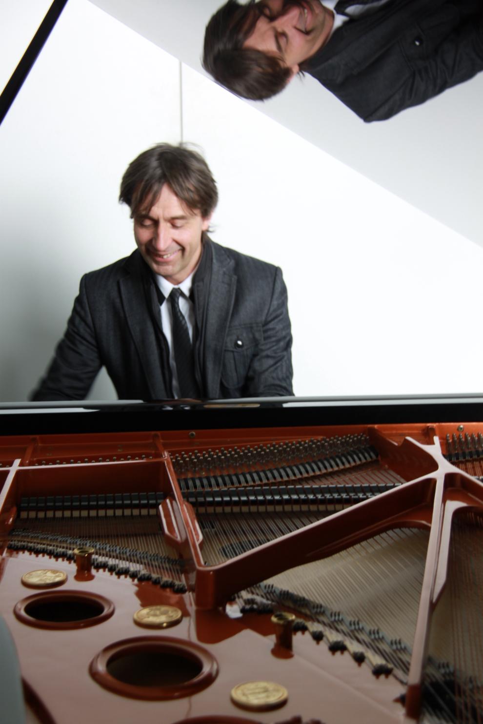 Manfred Hendricks, Musikbeauftragter an der Hochschule Rhein-Waal am Flügel.