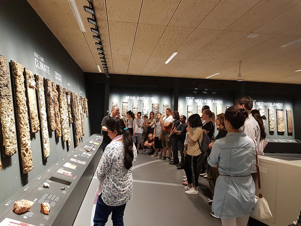 Studierende der Fakultät Life Sciences im bodenkundlichen Museum in Wageningen, Niederlande