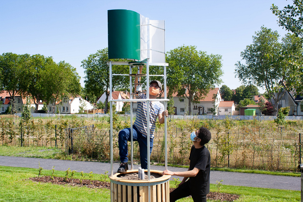 Aufbau einer Windkraftanlage zur Bewässerung auf dem Außengelände des Green FabLab