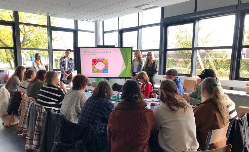 Gruppenbild zum Vorlesetag mit Studierenden