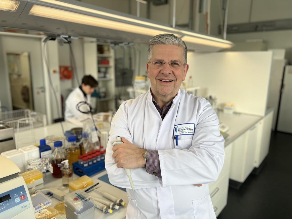 Prof. Dr. Dirk Bockmühl in a labotory with a student in the background