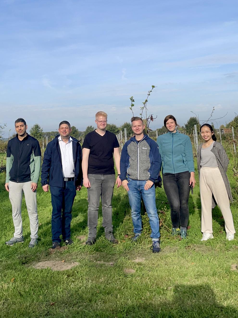 Eine Gruppe von Professor und Studierenden, die Teil des Projekts sind, im Weinberg, wo die Trauben geerntet wurden. 