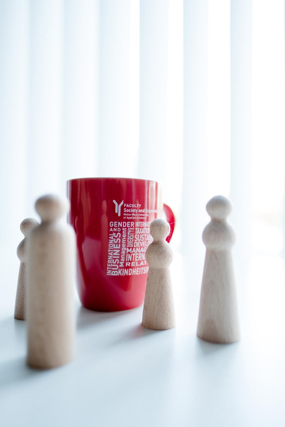 Motivbild Tasse mit Holzfiguren