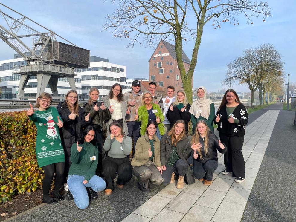 Gruppenbild mit den beteiligten Studierenden und der Kursleiterin