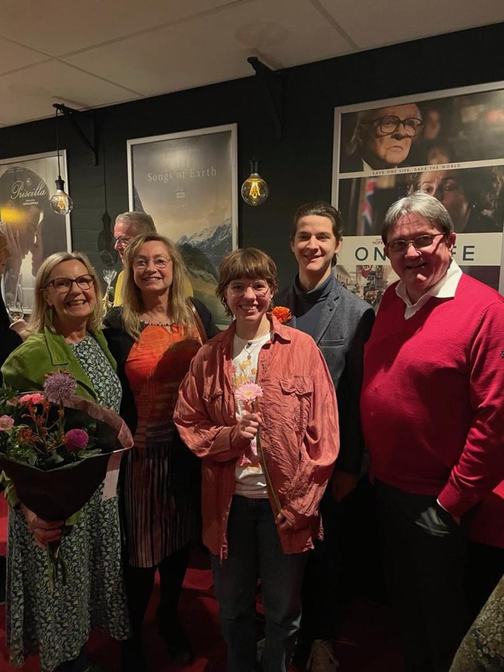 Gruppenbild mit (von links) Renate Schmitz-Gebel (Dozentin der Kreativen Schreibwerkstatt), Gerda Brethouwer (Direktorin des Onderduikmuseums Aalten), Jayda Brown und Noah Bauer (Studierende) und Freddy Heinzel (Honorarkonsul der Niederlande)