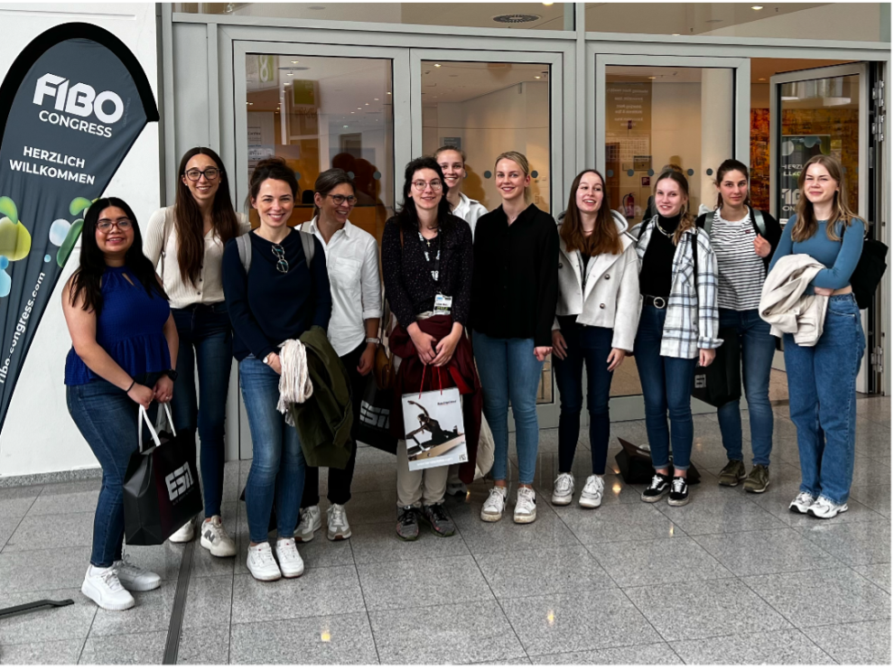 Besuch der FIBO in Köln, Studierendengruppe in Begleitung von Heike Holtappel (wiss. Mitarbeiterin)