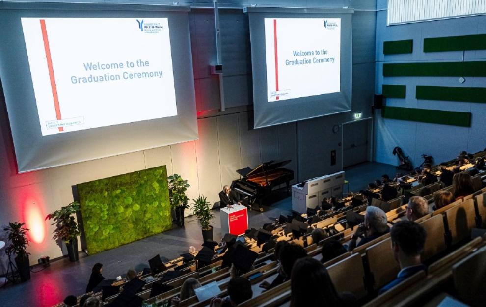 Blick über die Ränge auf die Bühne während der Rede des Dekans