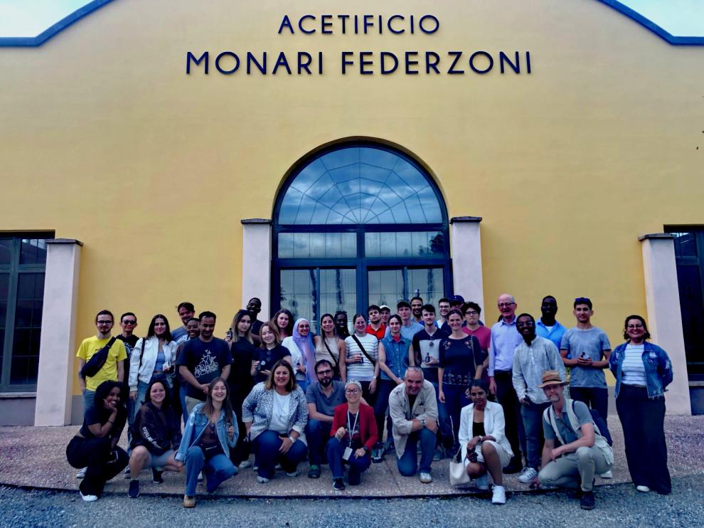 Die gesamte Gruppe der Exkursionsteilnehmer vor dem Gebäude von Monari Federzoni. 