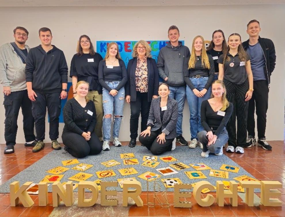 Gruppenbild mit den Beteiligten an der Ausstellung