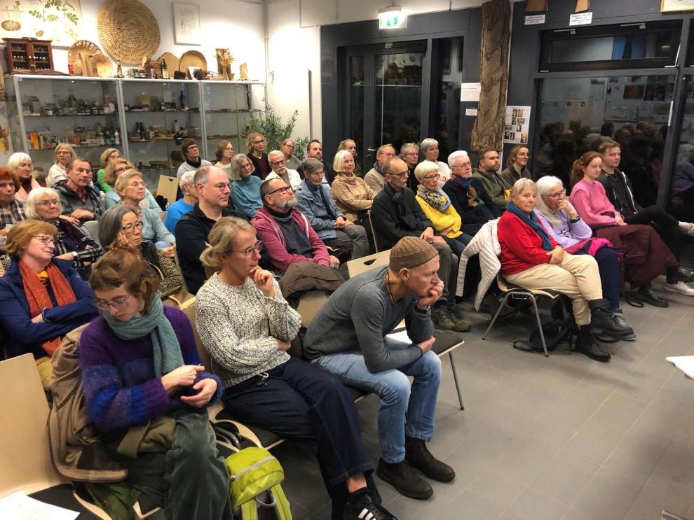 Publikum beim Abend Grüne Rezitationen im Tropenhaus