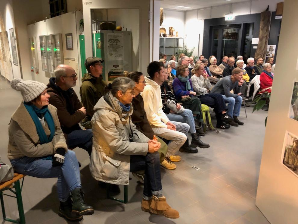 Publikum im Gang von Grüne Rezitationen im Tropenhaus