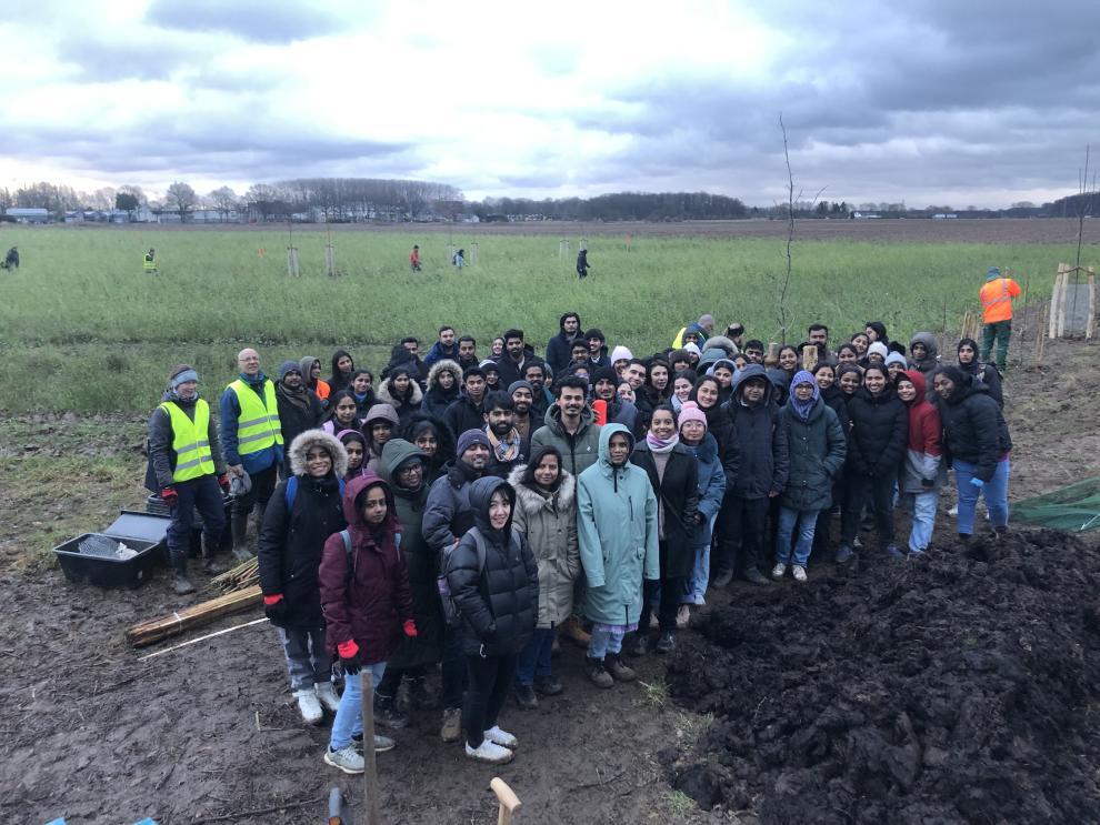 Pilotprojekt „Alleen 3“ - Gruppenfoto Studierende auf der Fläche