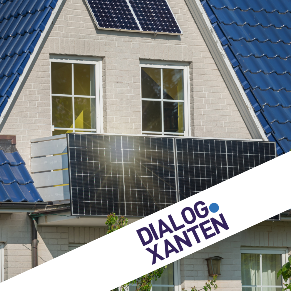 Ein Haus mit Solarmodulen wird von der Sonne angestrahlt.