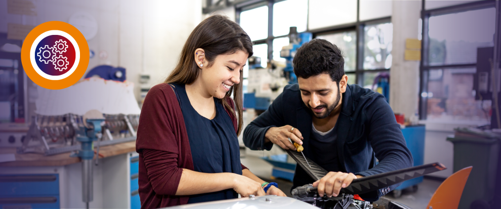 Zwei Studierende arbeiten im Labor