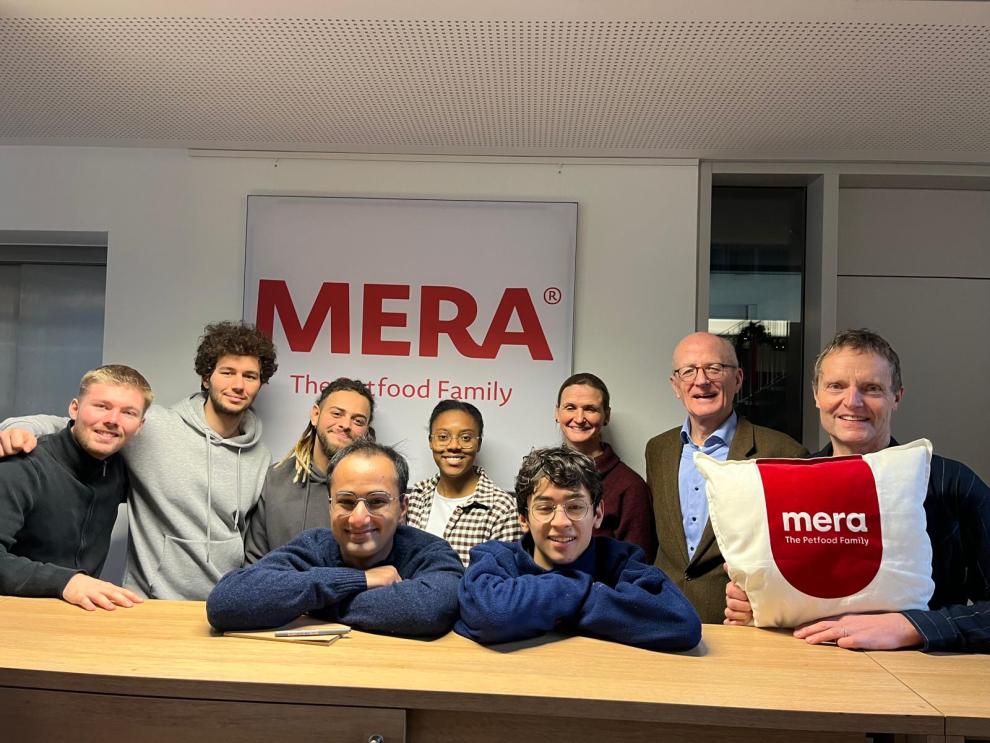 Eine Gruppe Studierender bei einem Forschungsprojekt der Firma MERA 