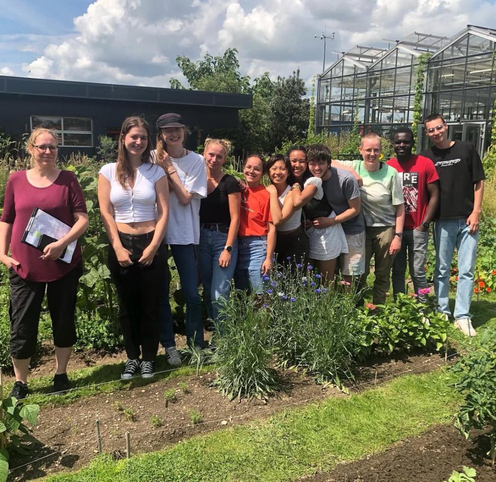 Final practical training of students, who are standing in front of of the tropical green house.