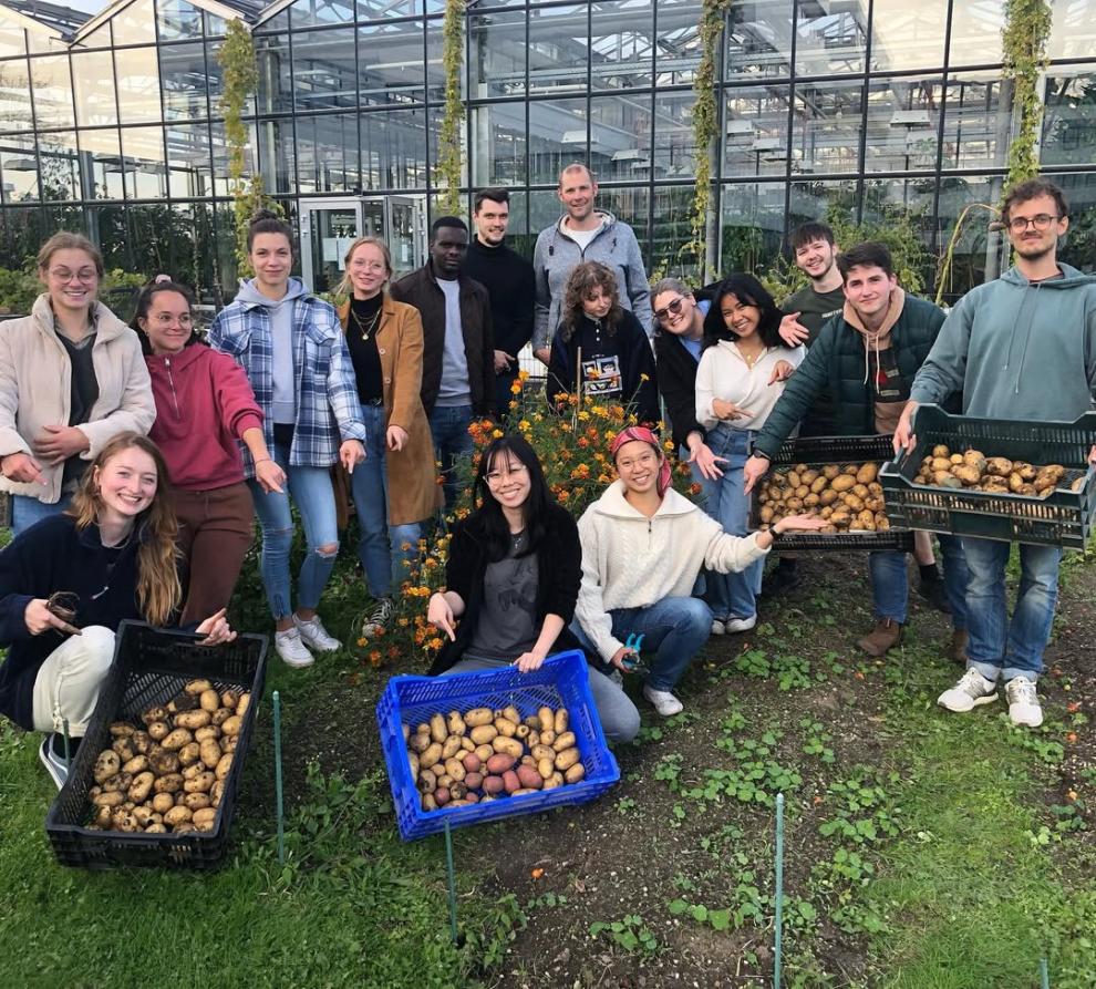 Students at plant qualification with tasting of self made pesto from nasturtium