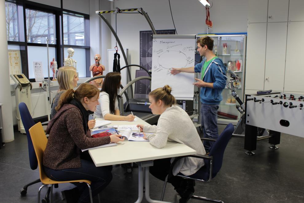 Gesundheitswissenschaften und -management Studenten erarbeiten ein Projekt