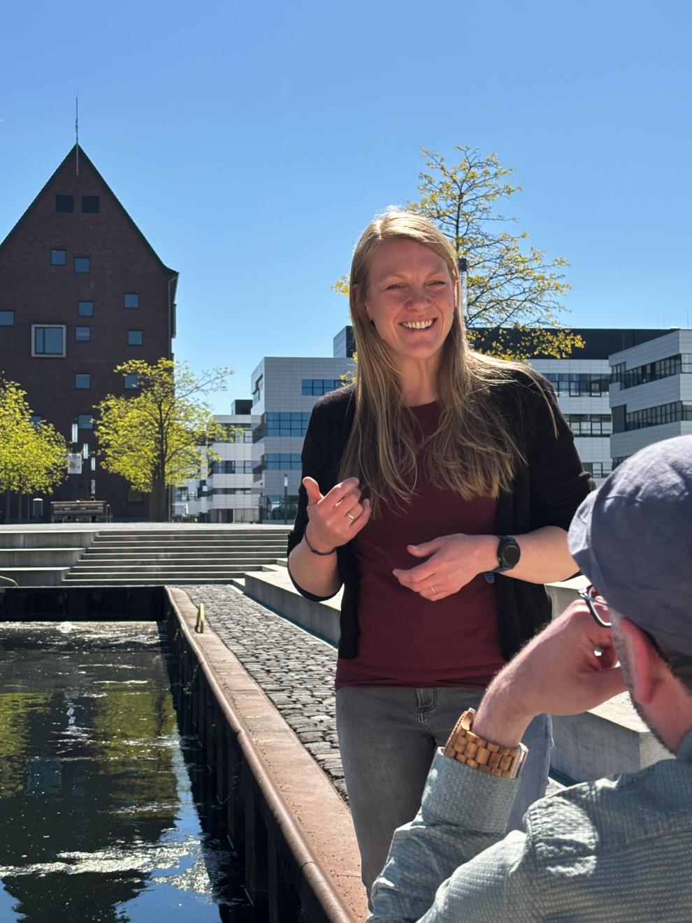 Eine Frau und ein Mann unterhalten sich auf dem Campus der Hochschule in Kleve.