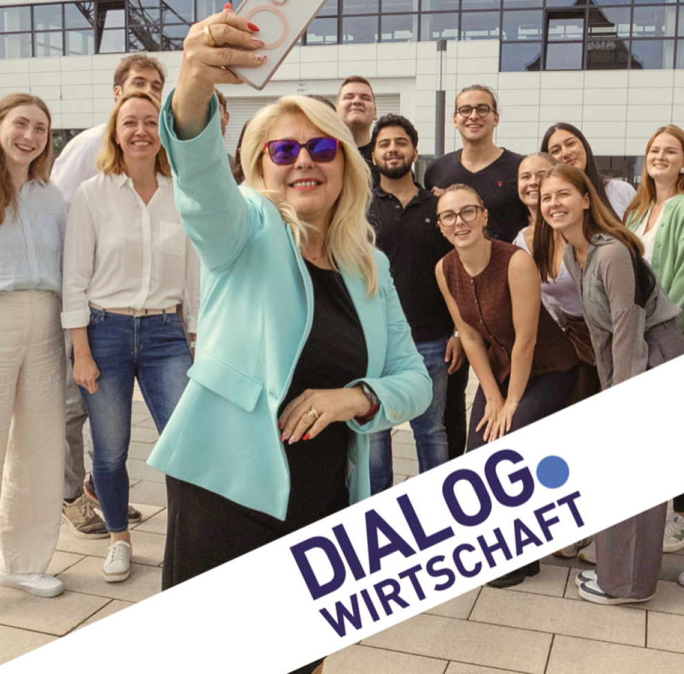 Mehrere Personen posieren für ein Selfie.