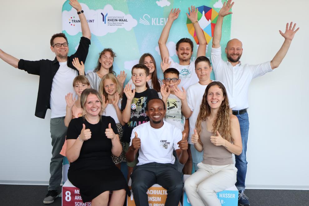 Jubelnde Finalist*innen der Klever Birne 2026