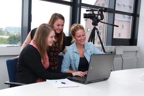 Studierende beim Filmzuschnitt Studierende beim Filmzuschnitt