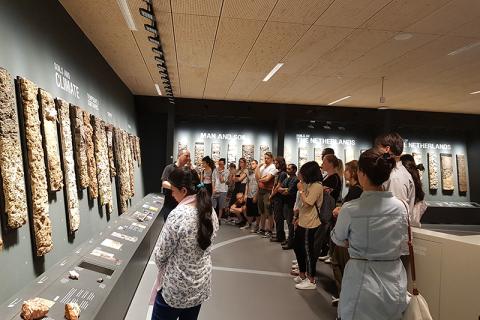 Studierende der Fakultät Life Sciences im bodenkundlichen Museum in Wageningen, Niederlande