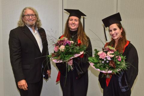 Gruppenbild mit Dekan mit der besten Bachelor- und der besten Master-Absolventin