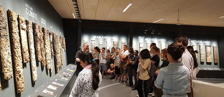 Studierende der Fakultät Life Sciences im bodenkundlichen Museum in Wageningen, Niederlande