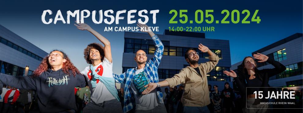 Campusfest an der Hochschule Rhein-Waal, 5 internationale Studierende feiern bei AbenddämmerungCampusfest an der Hochschule Rhein-Waal, 5 internationale Studierende feiern bei Abenddämmerung